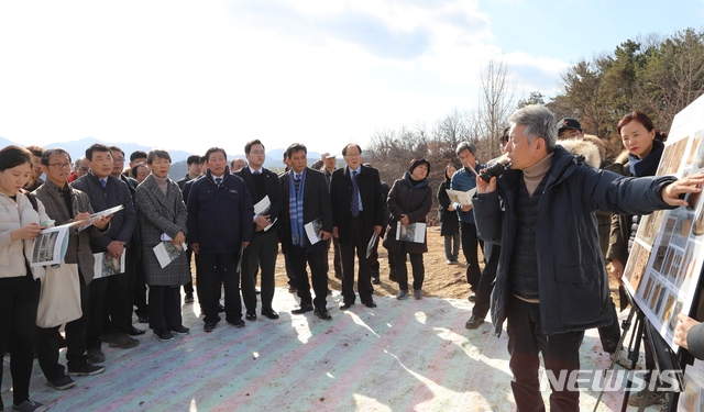 【함안=뉴시스】김기진 기자 =18일 조근제 경남 함안군수와 정재숙 문화재청장이 '경남 함안 아라가야 추정왕성지를 찾아 관계자의 설명을 듣고 있다. 2018.12.18. (사진=함안군 제공)&nbsp;&nbsp; photo@newsis.com