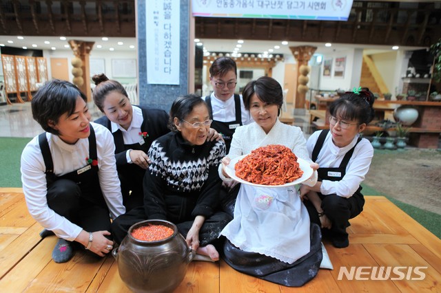  【안동=뉴시스】김진호 기자 = '향토음식 할머니' 한희숙(가운데)씨를 비롯해 안동종가음식체험관 요리연구가들이 대구난젓을 만들어 선보이고 있다. 2018.12.18 (사진=예미정 제공) photo@newsis.com