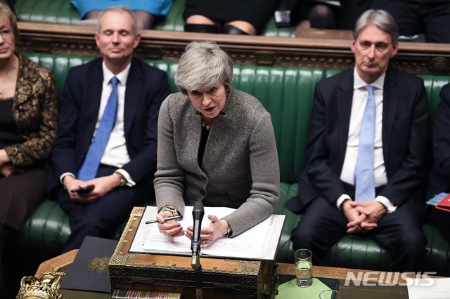 【런던=AP/뉴시스】 17일(현지시간) 하원을 찾은 테리사 메이 영국 총리가 의원들에 향후 브렉시트 일정에 대해 말하고 있다. 메이 총리는 이날 '브렉시트 합의안' 표결을 내년 1월 중순 실시하겠다고 밝혔다. 2018.12.18. 