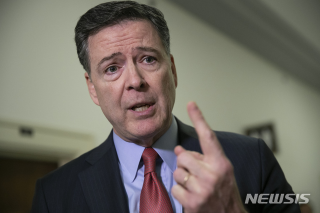 [워싱턴DC=AP/뉴시스]제임스 코미 전 미 연방수사국(FBI) 국장이 2018년 12월17일 하원 법제사법위원회와 정부개혁감독위원회 비공개 인터뷰를 마치고 기자들에게 발언하고 있다. 코미 전 국장이 소셜미디어에 도널드 트럼프 대통령에 대한 폭력을 조장하는 글을 게시했다는는 공화당 주장에 따라 16일(현지시각) 비밀경호국과 인터뷰를 할 예정이라고 사법당국 관계자가 밝혔다. 2025.05.17. 
