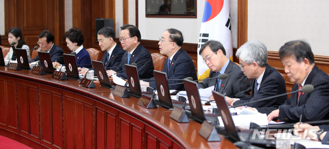 【서울=뉴시스】김선웅 기자 = 홍남기 경제부총리 겸 기획재정부 장관이 18일 오전 서울 종로구 정부서울청사에서 열린 국무회의에서 모두발언을 하고 있다. 2018.12.18. mangusta@newsis.com