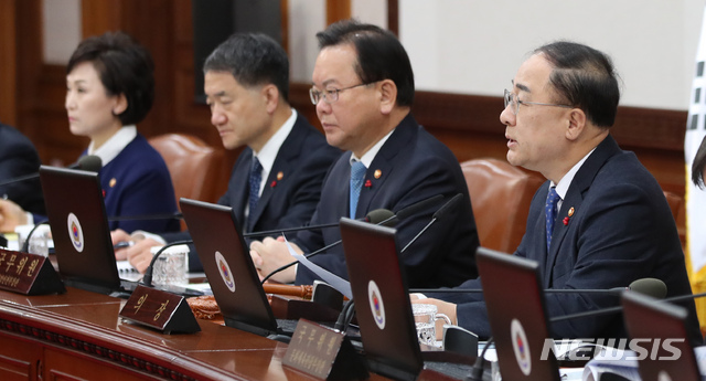 【서울=뉴시스】김선웅 기자 = 홍남기 경제부총리 겸 기획재정부 장관이 18일 오전 서울 종로구 정부서울청사에서 열린 국무회의에서 모두발언을 하고 있다. 2018.12.18. mangusta@newsis.com