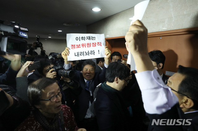 【서울=뉴시스】이윤청 수습기자 = 18일 오전 서울 여의도 국회 정론관에서 열린 이학재 국회 정보위원장의 바른미래당 탈당·자유한국당 복당 공식선언 기자회견이 마친 후 이 정보위원장 직위 유지와 관련해 바른미래당 관계자들이 항의하고 있다. 2018.12.18. radiohead@newsis.com