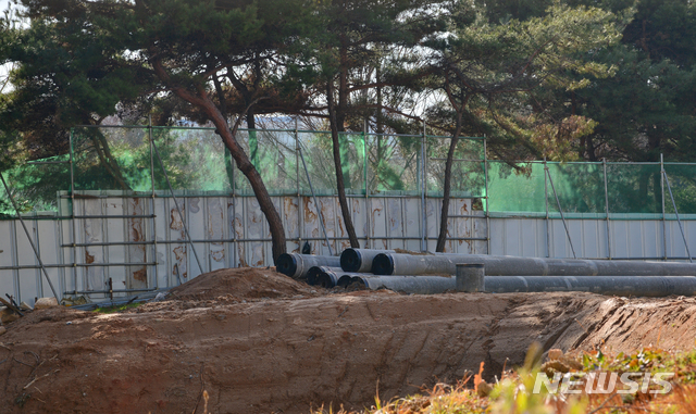 【광주=뉴시스】변재훈 기자 = 18일 오전 광주 북구 일곡동 일곡 제3근린공원 내 부지에 내년 1월 완공을 목표로 건설 중이던 '시립 청소년문화의 집' 신축공사가 중단돼 있다. 2018.12.18. wisdom21@newsis.com