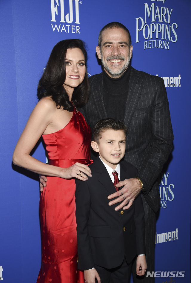 【뉴욕=AP/뉴시스】 할리우드 배우 힐러리 버턴(왼쪽)과 제프리 단 모건이 5일(현지시간) 동거 10여년 만에 결혼했다. 사진은 이들 부부가 2018년 12월17일 아들 어거스트와 미국 뉴욕에 열린 디즈니 영화 '메리 포핀스 리턴즈' 특별 시사회에 참석한 모습. 2019.10.08.