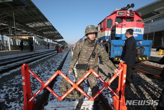 【파주=뉴시스】사진공동취재단 = 북한 철도 조사를 마친 열차가 18일 오전 도라산역에 도착해 군인, 세관 요원들이 열차를 점검하고 있다. 이 열차는 이날 오전 개성 판문역에서 인수해왔다. 2018.12.18. photo@newsis.com