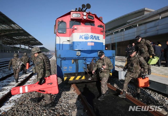 【파주=뉴시스】사진공동취재단 = 북한 철도 조사를 마친 열차가 18일 오전 도라산역에 도착해 군인, 세관 요원들이 열차를 점검하고 있다. 이 열차는 이날 오전 개성 판문역에서 인수해왔다. 2018.12.18. photo@newsis.com