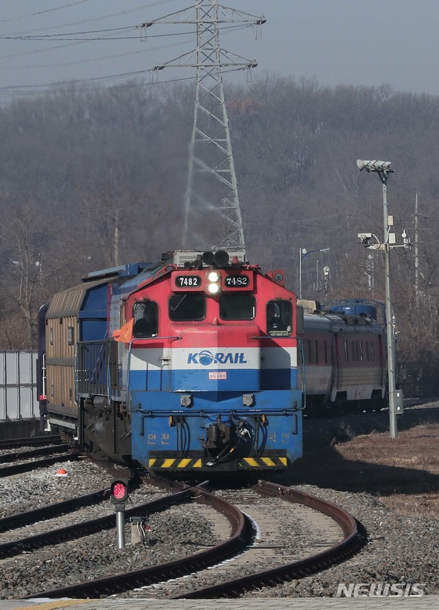 【파주=뉴시스】사진공동취재단 = 북한 철도 조사를 마친 열차가 18일 오전 도라산역으로 복귀하고 있다. 이열차는 이날 오전 개성 판문역에서 인수해왔다. 2018.12.18.&nbsp; photo@newsis.com