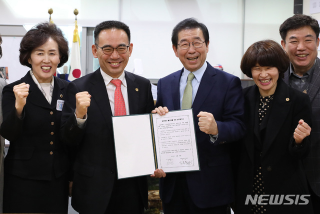 【서울=뉴시스】김진아 기자 = 박원순 서울시장이 18일 서울 중구 서울시청 집무실에서 김종환 서울시약사회 회장과 '제로페이 활성화를 위한 서울시-서울시약사회 업무협약'을 맺은 후 기념촬영을 하고 있다. 2018.12.18.  bluesoda@newsis.com