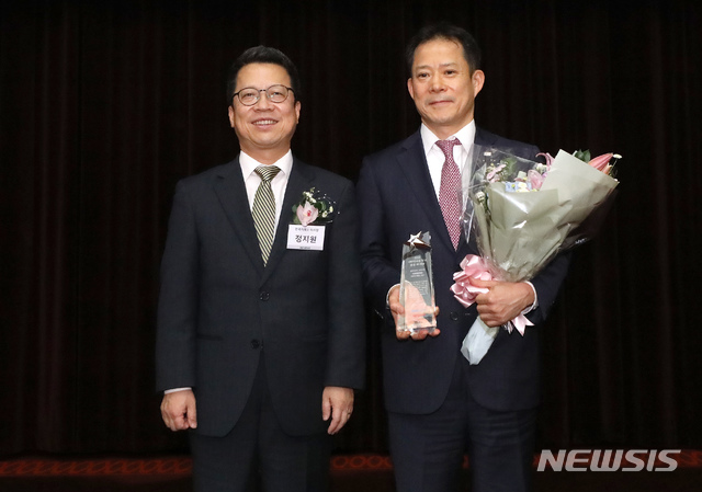 【서울=뉴시스】김선웅 기자 = 18일 오후 서울 영등포구 여의도 KRX 한국거래소 국제회의장에서 열린 제1회 뉴시스 증권 IR 대상에서 정지원 한국거래소 이사장이 글로벌부문 올해의 증권사(한국거래소 이사장상)로 선정된 미래에셋대우(대표이사 최현만, 조웅기)의 이만열 부사장에게 시상 후 기념촬영을 하고 있다. 2018.12.18. mangusta@newsis.com