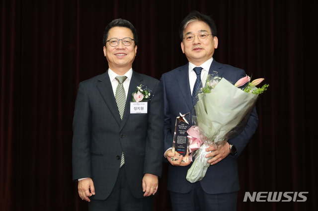 【서울=뉴시스】김선웅 기자 = 18일 오후 서울 영등포구 여의도 KRX 한국거래소 국제회의장에서 열린 제1회 뉴시스 증권 IR 대상에서 정지원 한국거래소 이사장이 초대형 IB부문 올해의 증권사(한국거래소 이사장상)로 선정된 한국투자증권(대표이사 유상호)의 박원옥 전무에게 시상 후 기념촬영을 하고 있다. 2018.12.18.&nbsp; mangusta@newsis.com 