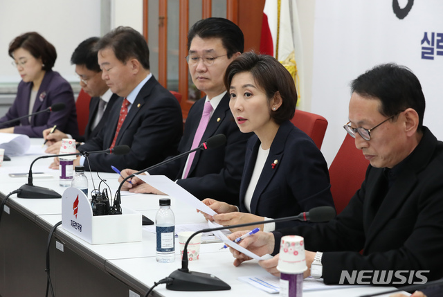 【서울=뉴시스】고승민 기자 = 18일 오후 서울 여의도 국회에서 열린 자유한국당 청와대 특별감찰반 정권실세 사찰 보고 및 불법사찰 의혹 진상조사단 회의에서 나경원 원내대표가 발언하고 있다. 2018.12.18.kkssmm99@newsis.com