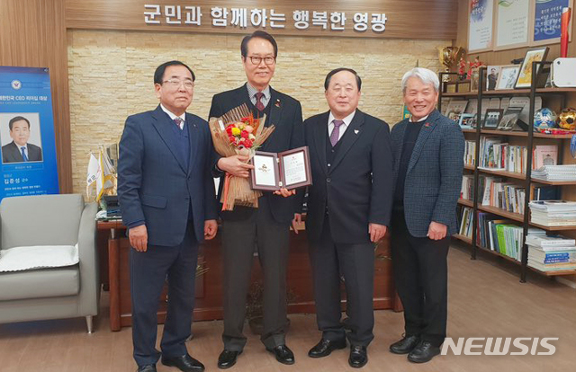 【영광=뉴시스】변재훈 기자 = 전남사회복지공동모금회는 18일 영광군청 군수실에서 임홍식 ㈜삼성인베스트먼트 대표이사의 아너 소사이어티 가입식(전남 79호)을 열었다고 밝혔다. (사진 왼쪽부터) 김준성 영광군수, 임홍식 ㈜삼성인베스트먼트 대표이사, 전남사회복지공동모금회 허정 회장, 노동일 전남 아너 소사이어티 대표.  2018.12.18. (사진= 전남사회복지공동모금회 제공)photo@newsis.com