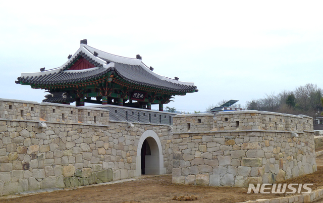 【나주=뉴시스】이창우 기자 = 천년고도 목사고을 나주(羅州)를 상징하는 나주읍성 4대문 복원사업이 '북망문(北望門)' 복원을 끝으로 25년간의 대장정이 마무리 된다. 사진은 오는 24일 낙성식이 열릴 예정인 북망문 전경. 2018.12.18. (사진=나주시 제공) photo@newsis.com