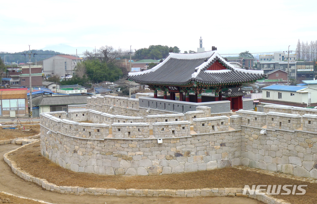 【나주=뉴시스】이창우 기자 = 천년고도 목사고을 나주(羅州)를 상징하는 나주읍성 4대문 복원사업이 '북망문(北望門)' 복원을 끝으로 25년간의 대장정이 마무리 된다. 사진은 오는 24일 낙성식이 열릴 예정인 북망문 전경. 2018.12.18. (사진=나주시 제공) photo@newsis.com