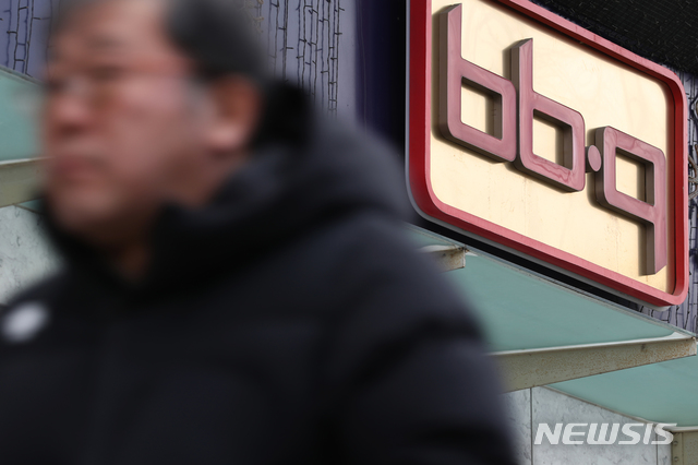 【서울=뉴시스】김병문 수습기자 = 윤홍근 회장의 회삿돈 횡령 의혹을 수사하고 있는 경찰이 18일 오후 서울 송파구 제네시스BBQ 본사에서 압수수색을 하고 있다. 윤홍근 BBQ 회장은 자녀들의 유학 자금 등을 위해 회삿돈 약 10억원을 횡령한 혐의를 받고 있다. 2018.12.18. dadazon@newsis.com