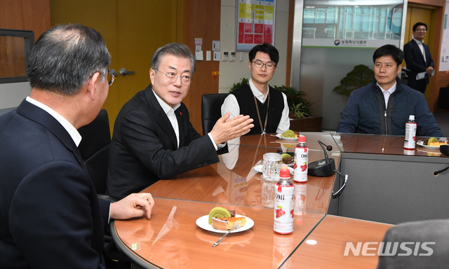 【세종=뉴시스】전신 기자 = 문재인 대통령이 18일 세종 어진동 정부세종청사에서 열린 2019 농림축산식품부 업무보고를 마친 후 상황실을 방문해 직원들을 격려하고 있다. 2018.12.18. photo1006@newsis.com