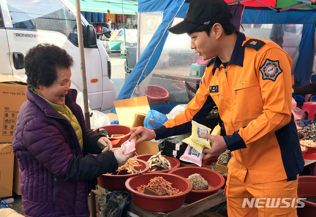 【광주=뉴시스】변재훈 기자 = 광주 광산소방서는 18일 오후 송정매일시장 주변에서 소방차 길 터주기 훈련을 진행했으며 시장상인들을 대상으로 홍보활동을 벌였다고 밝혔다. 2018.12.18. (사진=광주 광산소방서 제공) photo@newsis.com