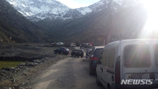 【아틀라스산( 모로코) = AP/뉴시스】모로코의 뉴스 웹사이트 ( Marrakechalaan.com)가 18일 보도한 노르웨이, 덴마크 20대 여성관광객 피살 현장 부근 사진. 인기관광지인 이곳에서 수사진이 조사하고 있는 모습이 보인다.