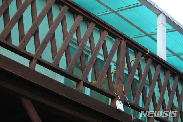 【강릉=뉴시스】김경목 기자 = 18일 오후 1시12분께 강원 강릉시 저동 모 펜션에서 투숙 중이던 내년도 수능시험을 끝낸 서울 대성고 3학년 남학생 10명 중 3명이 숨지고 7명이 의식이 없는 상태로 강릉아산병원 등 3곳으로 옮겨져 치료를 받고 있는 가운데 사건 현장2층 베란다에 폴리스라인 테이프가 붙어 출입을 통제하고 있다. 2018.12.18. photo31@newsis.com