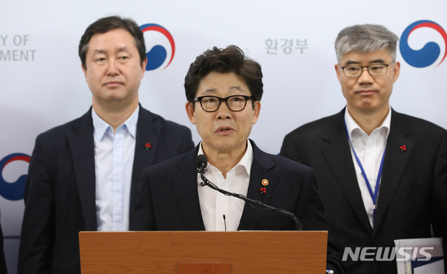【세종=뉴시스】강종민 기자 = 조명래 환경부 장관이 18일 오후 정부세종청사에서 문재인 대통령에게 보고한 정부업무보고에 대해 설명하고 있다. 2018.12.18. ppkjm@newsis.com