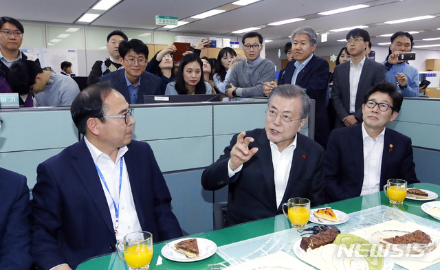 【세종=뉴시스】전신 기자 = 문재인 대통령이 18일 세종 어진동 정부세종청사에서 열린 2019 환경부 업무보고를 마친 후 전국 주요 상수원의 녹조와 각종 수질오염 사고에 대응하는 수질관리과를 방문해 직원들을 격려하고 있다. 2018.12.18. photo1006@newsis.com