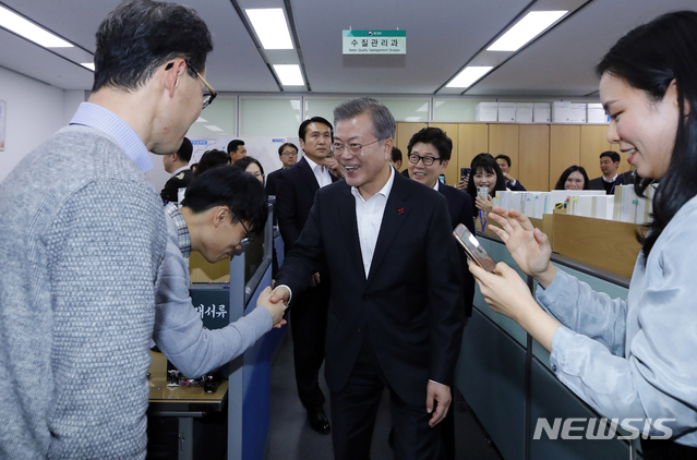 【세종=뉴시스】전신 기자 = 문재인 대통령이 18일 세종 어진동 정부세종청사에서 열린 2019 환경부 업무보고를 마친 후 전국 주요 상수원의 녹조와 각종 수질오염 사고에 대응하는 수질관리과를 방문해 직원들을 격려하고 있다. 2018.12.18. photo1006@newsis.com
