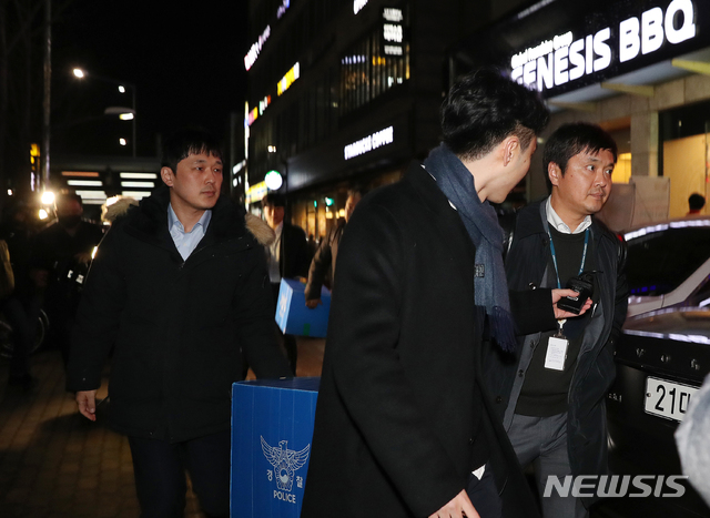 【서울=뉴시스】김병문 수습기자 = 윤홍근 회장의 회삿돈 횡령 의혹을 수사하고 있는 경찰이 18일 오후 서울 송파구 제네시스BBQ 본사에서 압수수색을 마치고 건물을 나서고 있다.&nbsp; 윤홍근 BBQ 회장은 자녀들의 유학 자금 등을 위해 회삿돈 약 10억원을 횡령한 혐의를 받고 있다. 2018.12.18.&nbsp; dadazon@newsis.com 