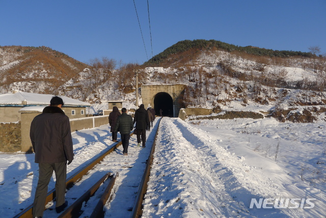 【서울=뉴시스】조성봉 기자 = 지난 13일 남북 철도조사단이 북한 동해선 함북 명천과 내포 사이에 놓인 피자령터널을 조사하고 있다. 남북 철도 공동조사에 사용된 남측 열차 6량은 18일 도라산역으로 귀환했다.  2018.12.18.(사진=통일부 제공) photo@newsis.com 