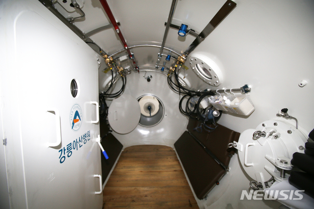 【강릉=뉴시스】김경목 기자 = 18일 오후 1시12분께 강원 강릉시 저동 모 펜션에서 투숙 중이던 내년도 수능시험을 끝낸 서울 대성고 3학년 남학생 10명 중 3명이 숨지고 7명이 의식이 없는 상태로 강릉아산병원 등 3곳으로 옮겨져 치료를 받고 있는 가운데 이날 오후 유은혜 사회부총리 겸 교육부 장관, 김부겸 행정안전부 장관, 진선미 여성가족부 장관, 조희연 서울시교육감, 김한근 강릉시장 등 정부 관료들이 강릉시 사천면 강릉시농업기술기술센터에서 합동대책회의를 하고 있다.&nbsp; 사진은 강릉아산병원 고압산소치료실 챔버. 2018.12.18.&nbsp; photo31@newsis.com