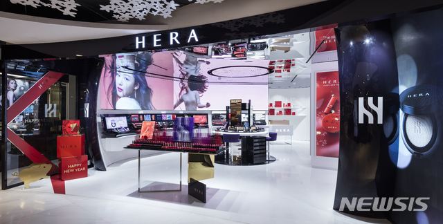 【서울=뉴시스】잠실 롯데월드타워 애비뉴엘점 지하 1층에 문을 연 헤라 메이크업 스튜디오 매장. 2018.12.19.(사진= 아모레퍼시픽 제공) photo@newsis.com