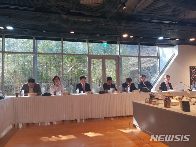 【서울=뉴시스】강수윤 기자 = 아산정책연구원은 19일 오전 서울 종로구의 연구원 갤러리에서 '2019 아산 국제정세전망' 언론간담회를 열었다. 2018.12.19 shoon@newsis.com