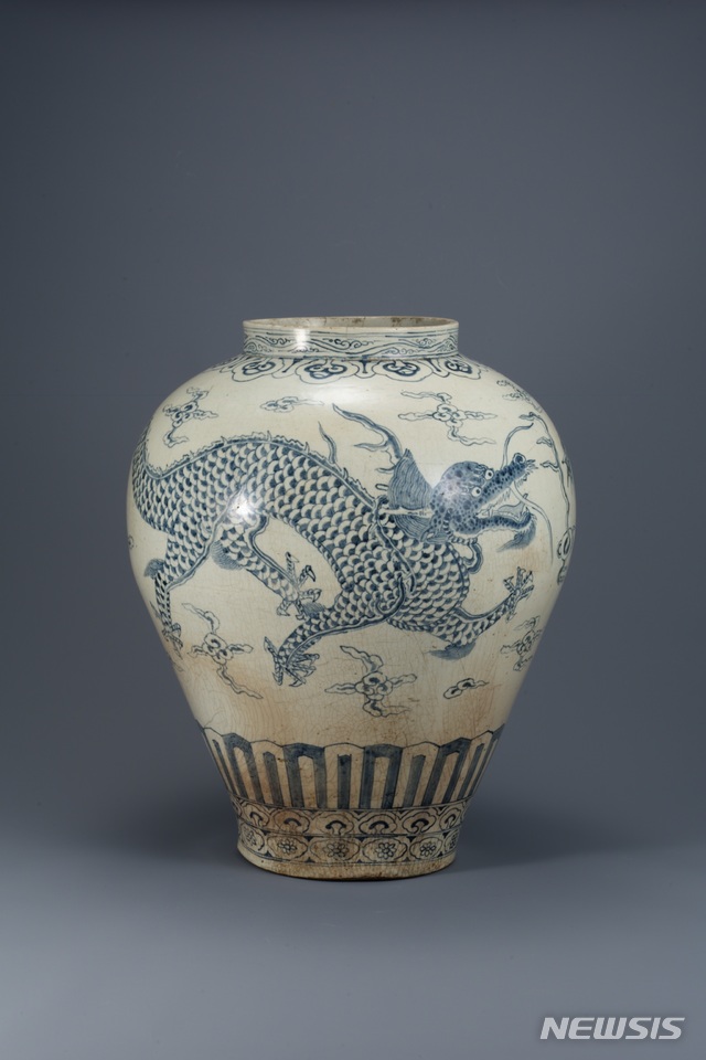 청화 백자 용무늬 항아리