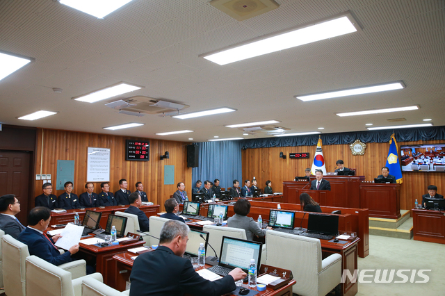 【울진=뉴시스】강진구 기자 = 경북 울진군의회(장시원 의장)는 19일 오전 본회의장에서 제229회 2차 정례회를 열어 5823억원 규모의 2019년도 예산안을 의결했다.사진은 이날 본회의 전경.2018.12.19.(사진=울진군의회 제공)  photo@newsis.com