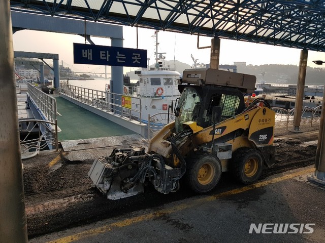 【여수=뉴시스】김석훈 기자 = 19일 전남 여수시 교동 여수연안여객선터미널에서 여수광양항만공사 임직원이 노후 시설물 보수작업을 하고 있다. 2018.12.19. (사진=여수광양항만공사 제공) kim@newsis.com
