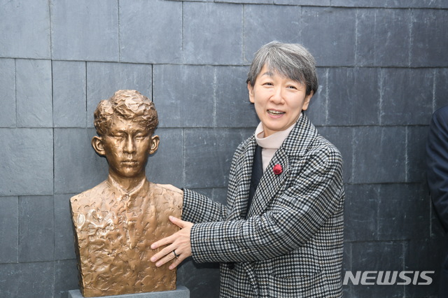 정재숙 문화재청 청장과 이상 동상