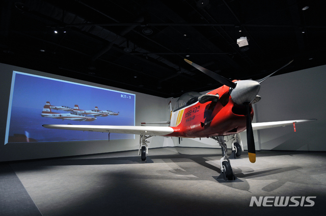 【서울=뉴시스】 전쟁기념관 상설전시실 3층에 새롭게 개관하는 국군무기발전실 '항공무기' 전시 존에 실물전시된 K-1 훈련기. (사진=전쟁기념관 제공) 
