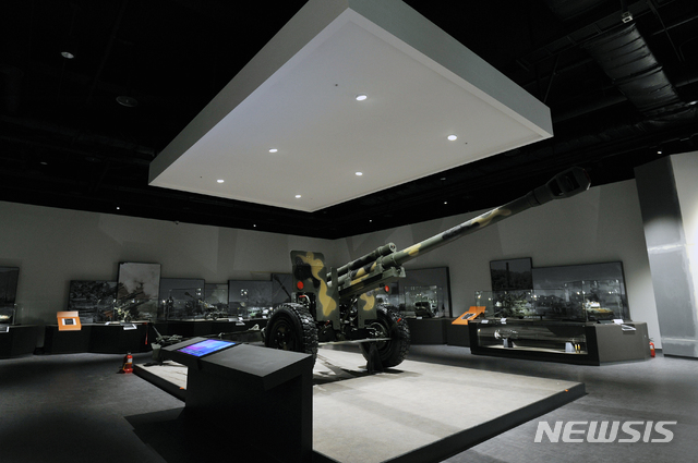 【서울=뉴시스】 전쟁기념관 상설전시실 3층에 새롭게 개관하는 국군무기발전실 '지상무기' 전시 존에 실물전시된 KH178 105㎜ 한국형 곡사포. (사진=전쟁기념관 제공) 
