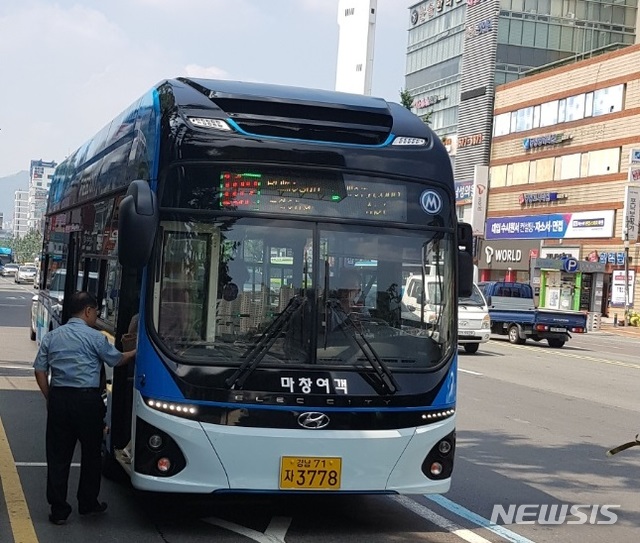 【창원=뉴시스】강경국 기자 = 경남 창원시는 내구연한 11년이 도래되는 시내버스를 전기버스로 전환 보급하기 위해  올해 2차분 전기버스(사진) 10대를 추가 보급한다고 19일 밝혔다. 2018.12.19. (사진=창원시청 제공)photo@newsis.com