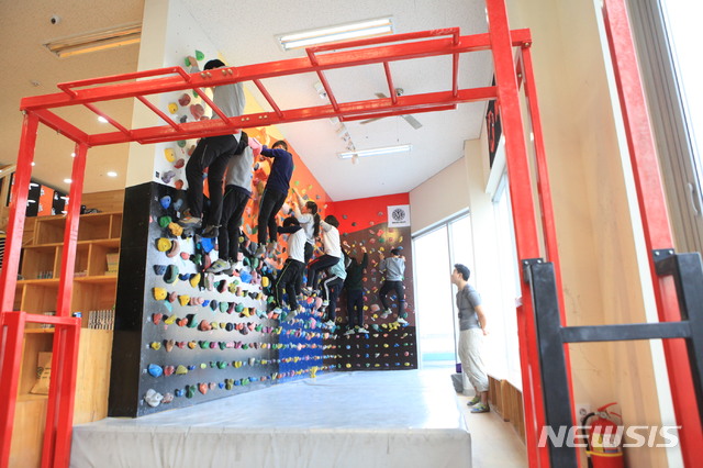 【서울=뉴시스】박대로 기자 =강서구가 인공암벽 프로그램을 진행하고 있다. 2018.12.19.(사진=강서구 제공)