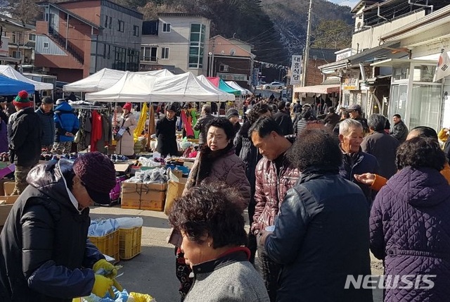  【봉화=뉴시스】김진호 기자 = 35년 만에 재개장한 봉화군 명호면 재래장터에 장을 보려는 인파가 몰려 있다. 2018.12.19 (사진=봉화군 제공) photo@newsis.com