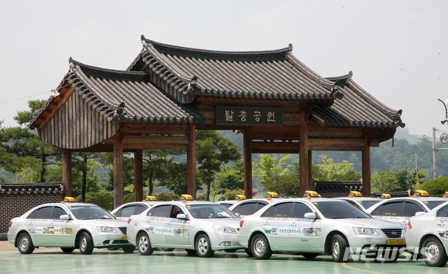[안동=뉴시스] 경북 안동시 탈춤공원 앞에 택시들이 줄지어 서 있다. (사진=뉴시스 DB). photo@newsis.com 