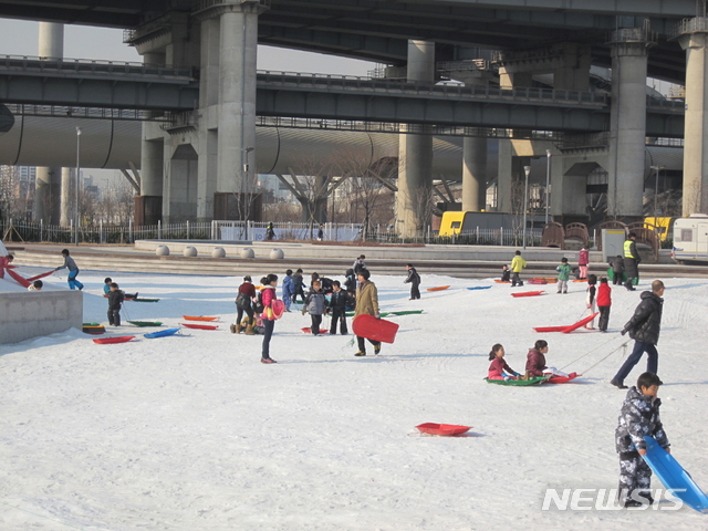 【서울=뉴시스】한강 뚝섬 눈썰매장. 2018.12.20. (사진=서울시 제공)