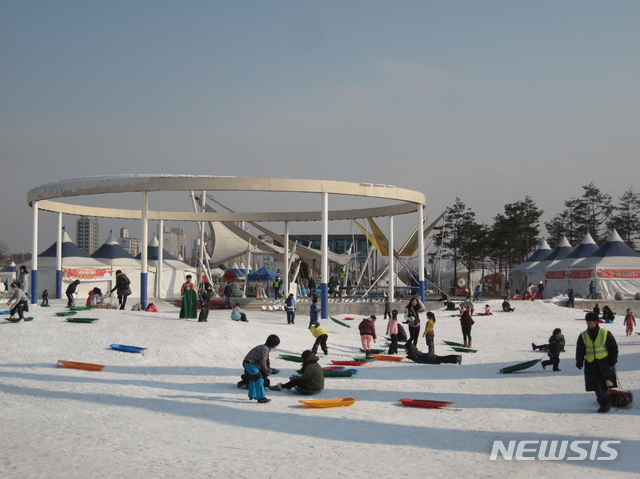 【서울=뉴시스】한강 뚝섬 눈썰매장. 2018.12.20. (사진=서울시 제공)