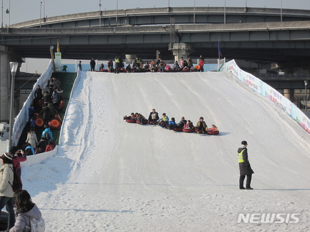 【서울=뉴시스】한강 뚝섬 눈썰매장. 2018.12.20. (사진=서울시 제공)