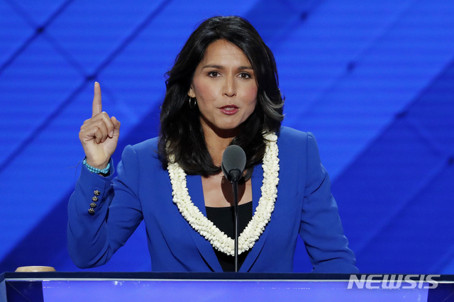 【필라델피아=AP/뉴시스】미국 하와이 출신 털시 개버드(37) 민주당 하원의원이 11일(현지시간) 오는 2020년 대통령 선거 민주당 후보 경선에 출마하기로 결정했다고 밝혔다. 사진은 개버드 의원이 2016년 7월 필라델피아에서 열린 민주당 전당대회에 참석해 버니 샌더스 상원의원을 지지한다는 연설을 하는 모습. 2019.01.12