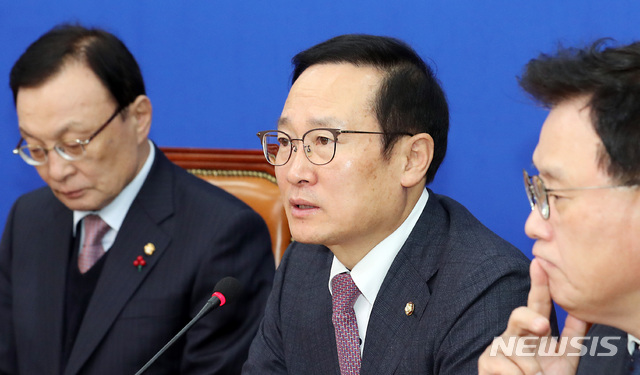 【서울=뉴시스】이종철 기자 = 19일 서울 여의도 국회에서 열린 더불어민주당 최고위원회의에서 홍영표 원내대표가 모두발언을 하고 있다. 2018.12.19.jc4321@newsis.com