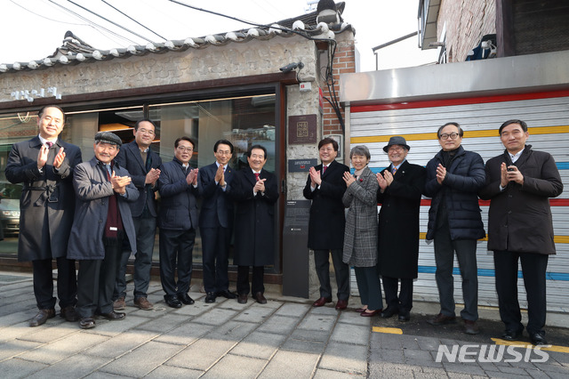 【서울=뉴시스】조성봉 기자 = 정재숙(오른쪽 네 번째) 문화재청장과 정세균(왼쪽 여섯번째) 전 국회의장, 김영종(왼쪽 다섯번째) 종로구청장을 비롯한 참석자들이 19일 오전 서울 종로구 이상의 집에서 열린 재개관식에서 시인 ‘이상’ 흉상 제막식을 마치고 기념촬여을 하고 있다. 2018.12.19.suncho21@newsis.com