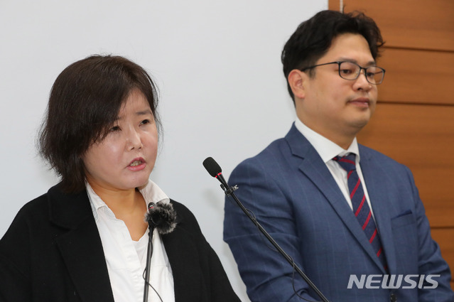 【서울=뉴시스】배훈식 기자 = 지난 19일 오전 서울 서초구 서울고등검찰청 기자실에서 법무부 검찰과거사위원회 산하 대검찰청 과거사진상조사단 김영희 총괄팀장이 재조사 중인 사건 관련 수사검사 일부가 조사 활동에 압박을 행사하고 있다며 엄정한 조치를 촉구하고 있다. 오른쪽은 진상조사단 조영관 변호사. 2018.12.19. dahora83@newsis.com