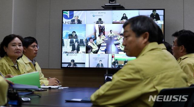 【세종=뉴시스】강종민 기자 = 유은혜 부총리 겸 교육부 장관이 19일 오전 정부세종청사에서 강릉 펜션 사고 관련 전국시도부교육감과 영상회의를 하고 있다. 2018.12.19.&nbsp;&nbsp; ppkjm@newsis.com 